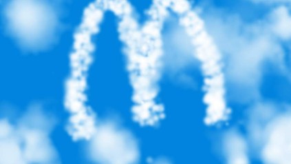 Wolken im Himmel formen das McDonald`s Logo