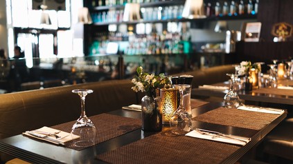 Blick in ein Restaurant mit gedeckten Tischen