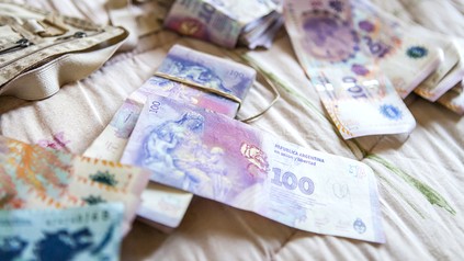 Viel Geld auf einem Hotelzimmerbett