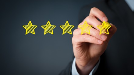 Hand die fünf gelbe Sterne malt