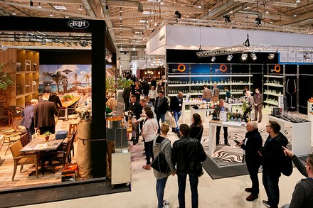 Eine Messehalle mit verschiedenen Ausstellern zum Thema Hotellerie