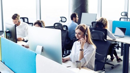 Callcenter-Mitarbeiter bei der Arbeit