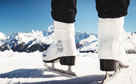 Schlittschuhläufer auf einem Berg