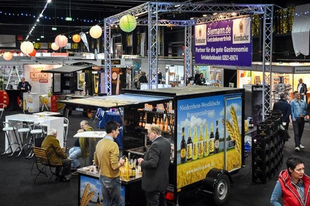 Ein Bierwagen in einer Messehalle auf der Messe Gastro_Tek