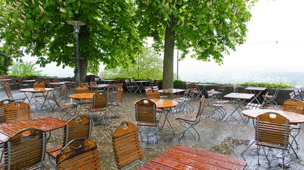 verregnete Tische und Stühle, Außengastronomie