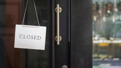 Restauranteingang mit einem "Closed"-Schild