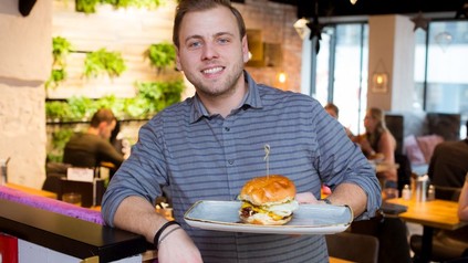 Lukas Tauber mit einem Burger