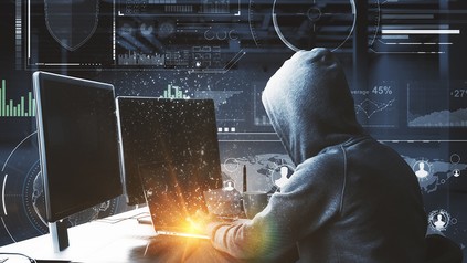 Ein Hacker loggt sich in einen Computer ein