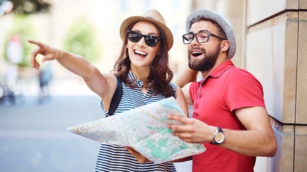 Pärchen mit Stadtkarte