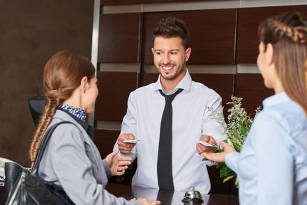 Portier überreicht Schlüsselkarten an Gäste