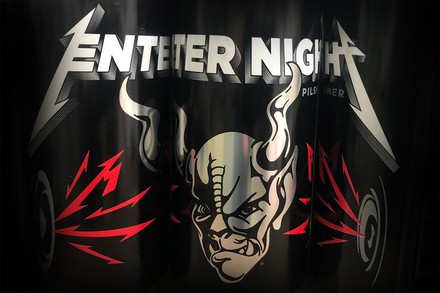 Ein Dosenbier mit der Aufschrift"Enter Night"