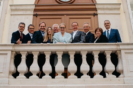 Das ÖHV-Präsidium auf einem Balkon