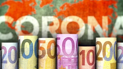 gerollte Euro-Geldscheine vor einer Grafik mit dem Wort Corona