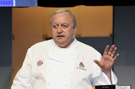 Koch Alfons Schuhbeck winkt dem Betrachter zu