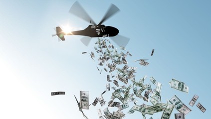 Helikopter wirft Geld ab