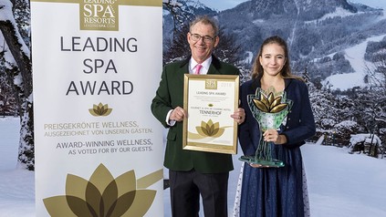 Eine Hotelier-Familie mit der Auszeichnung des Leading Spa Award in den Händen