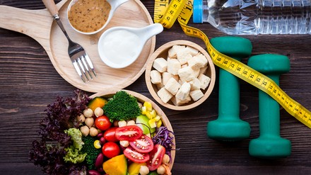 Gesundes Essen mit Hanteln und Maßband