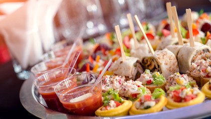 Viele kleine Fingerfood-Häppchen auf einem Teller angerichtet
