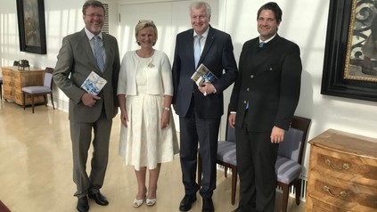 Staatsminister Dr. Marcel Huber, Leiter der Bayerischen Staatskanzlei, Angela Inselkammer, Präsidentin des Bayerischen Hotel- und Gaststättenverbandes DEHOGA Bayern, Ministerpräsident Horst Seehofer sowie DEHOGA Bayern-Landesgeschäftsführer Dr. Thomas Geppert