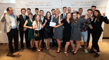 Tourismus-Fachlehrer Eduard Mitsche (l.) und Amuse Bouche-Koordinatorin Piroska Payer (m.)