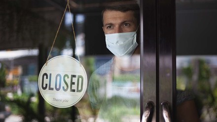 Vor allem die Gastronomie und Hotellerie waren durch die staatlichen Maßnahmen zur Eindämmung der Corona-Pandemie in ihrer Geschäftstätigkeit eingeschränkt. (Foto: © Irina/stock.adobe.com)
Closed Restaurant
