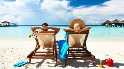 Mann und Frau im Liegestuhl am Strand