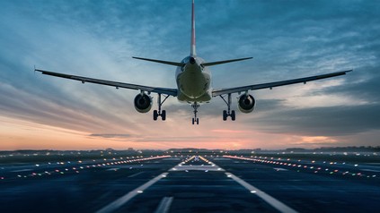 Flugzeug beim landeanflug