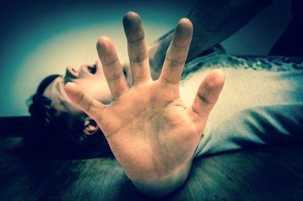 Person liegt auf dem Boden und wird erwürgt