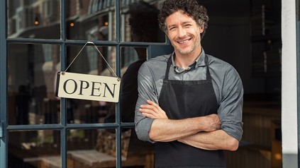 Gastronm steht an der Eingangstüre zum Lokal