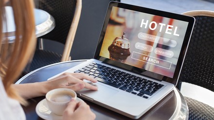 Frau bucht Reise am Laptop