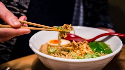 Jemand isst Ramen