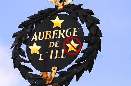 Hängeschild eines berühmten Restaurants „Auberge de L’ILL“, Illhäusern, Elsass,