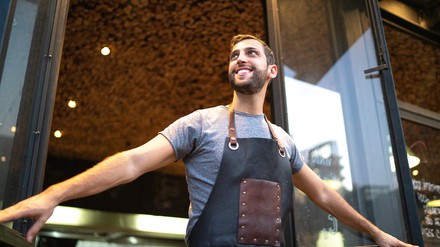 Gastronom öffnet freudig seine Restauranttüren