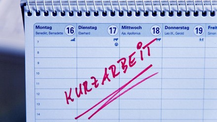 Kurzarbeit-Eintrag auf einem Kalenderblatt