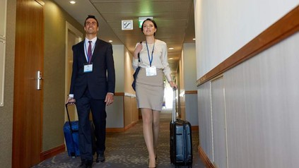 Mann und Frau mit Trolli in Gang Hotel