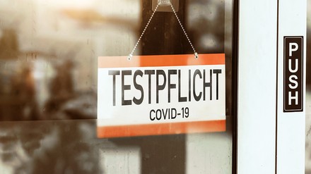 Schild mit Testpflicht Covid 19 an einer Tür