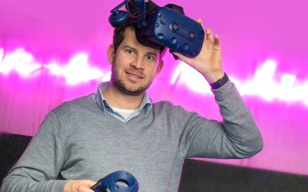Hoteldirektor Florian Mayer mit der VR-Brille.