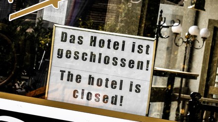 Schild mit der Aufschrift „Das Hotel ist geschlossen!“