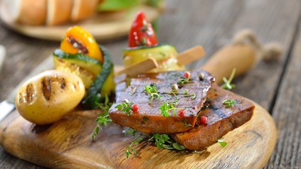 Grillteller mit Seitan dazu Zucchini-Röllchen