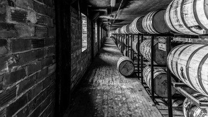 Whiskyfässer in Lager