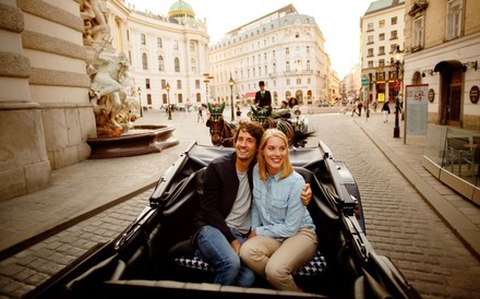 Pärchen im Fiaker am Wiener Michaelerplatz