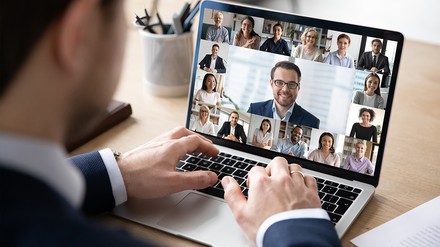 Mann schaut sich online eine Messe an