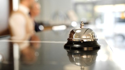 Eine leere Hotelrezeption