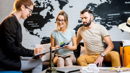 Man und Frau lassen sich im Reisebüro beraten