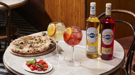 die neuen Martini-Flaschen auf einem Tisch