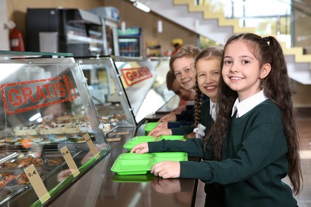 Schüler stehen beim Essenholen in einer Kantine an