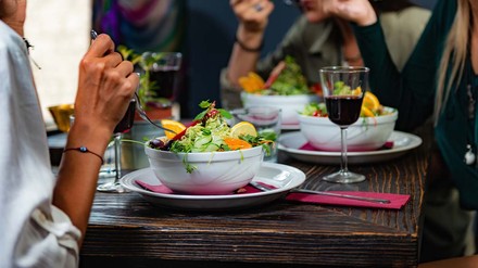 Gruppe isst im Restaurant einen leckeren Salat