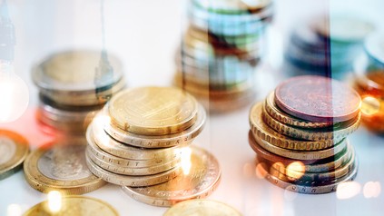 Münzgeld, das zu kleinen Türmen gestapelt ist