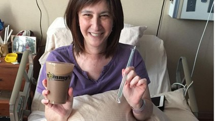 Frau mit Milchshake in Krankenhausbett