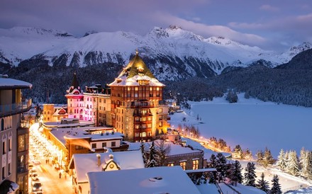 Badrutt’s Palace an einem Winterabend